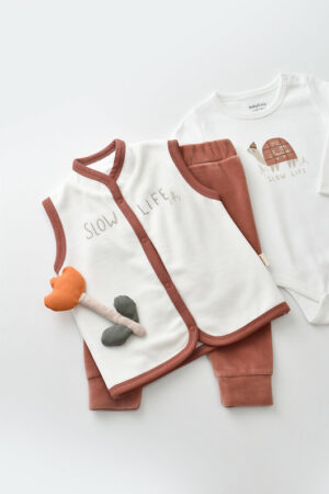 Set 3 piese Broscuță cu body, pantaloni și vestă