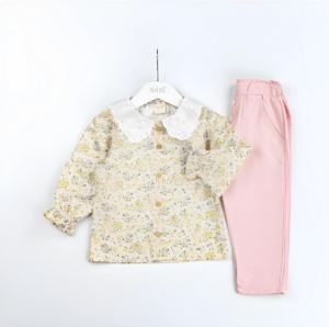 set pantaloni și bluză cu guler din dantelă